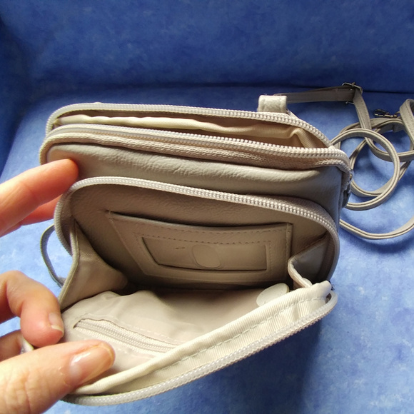 Tiny, many pocket bag - Picture 2 of 5